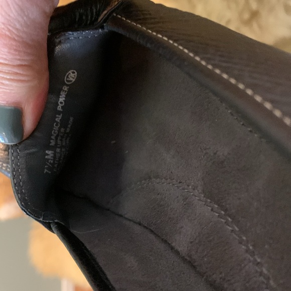 Aerosoles navy leather kitten heeled square toe box shoes. Size US 7 1/2. EUC. - Picture 8 of 8